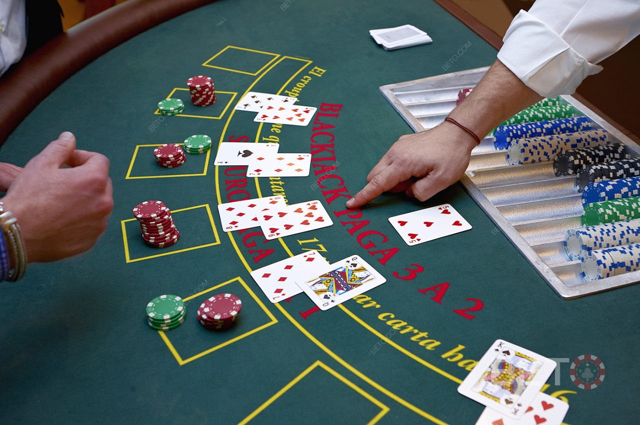 Limitele de pariere și regulile pentru când dealerul stă sunt aceleași în blackjack online live.