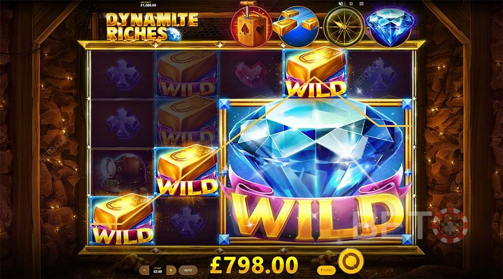 Simbolurile wild Gold bar și Expanding wild pot înlocui simbolurile obișnuite pentru a-ți oferi câștiguri uriașe în Dynamite Riches