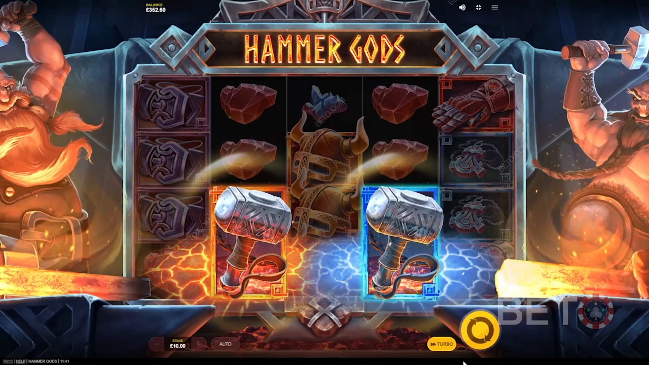 Aterizează ciocanul roșu și albastru pentru a declanșa rotirile gratuite în slotul Hammer Gods
