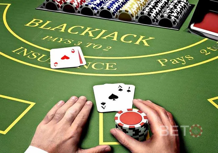 Jocul de Blackjack online poate fi la fel de distractiv și interesant ca și jocurile de Blackjack de pe uscat.